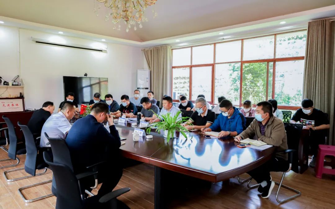 会上,公司总经理助理,普洱指挥部指挥长甘正坤,第六党支部书记周晓兵